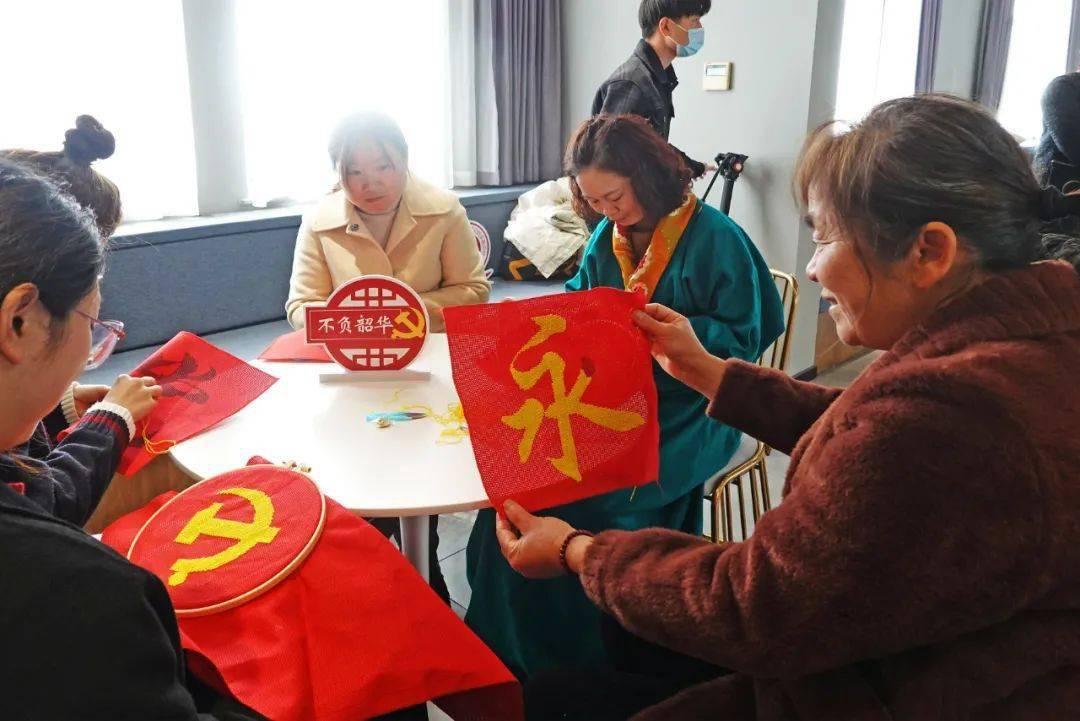 Lisa与法国第一夫人挽手同行,穿超短裙双膝下跪,被嘲是资本玩物